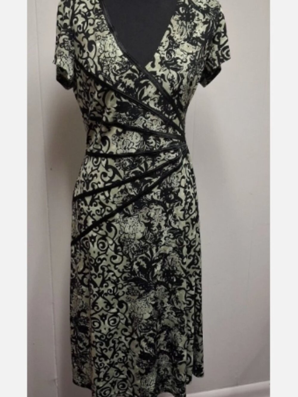 Connected Apparel Dress Ruched Waist Black Sage Floral 41 in Size 10 #307